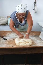 Ti piace molto impastare pane, pizza, biscotti, fare dolci e stai cercando una impastatrice planetaria alcune impastatrici planetarie riescono a preparare un perfetto impasto per il pane in circa 4 minuti. Impasto Del Pane Fatto A Mano Dalla Mamma Picture Of Agriturismo Laire Alberobello Tripadvisor