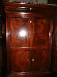 xvi lui calisma masasi ust kisminda 1 cekmece ve dolap ile alt kisminda 2 kapili bir dolap bulunmaktadir calisma masasi maun olup piri cekmece dolaplar mavi