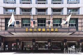 台北華國大飯店擁有時尚內裝，並設有健身中心和 5 間餐廳。飯店位置便利，距離中山國小站步行 5 分鐘。 飯店距離台北市立美術館 5 分鐘車程，距離行天宮 5 分鐘捷運車程，距離士林夜市約 15 分鐘車程，距離故宮博物院僅 20 分鐘車程，距離民權西路站步行 10 分鐘，距離松山機場 10 分鐘車程。 Dibcm6vdcrpycm