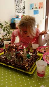 Pferde kuchen rezept.legen sie ihren runden kuchen und ihren quadratischen kuchen auf ein schneidebrett oder einen anderen arbeitsbereich. Diy Pferdekuchen Fur Den Pferdegeburtstag Des Chaosmadchens