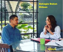 Nooraina duduk di meja yang agak terlindung. Bahagia Bukan Bidaan Episod 16