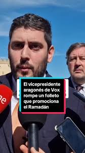 El vicepresidente segundo de Aragón y diputado de Vox, Alejandro Nolasco,  ha roto este miércoles junto a varios diputados de su formación el folleto  en el que colabora el Ayuntamiento de Huesca para ...