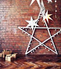 Beleuchtete Weihnachtssterne Furs Fenster Und 40 Weitere Ideen Selber Basteln Wohnideen Und Dekoration Weihnachtskulissen Weihnachtslichter Weihnachtsdekoration Fur Draussen