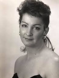 Mykelti photoshopped out a family member from a picture