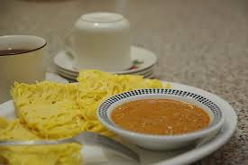 Kalau bulan puasa, ni antara menu wajib yang kena. Resepi Roti Jala Dan Kari Ayam