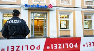 Mehr zum thema in google news. Bankraub In Linz Update Fahndungsfotos Zeigen Mutmasslichen Bankrauber Linz