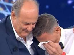 Non ve lo posso dire il motivo…”. Tu sì que vales, Gerry Scotti scoppia in  lacrime durante la puntata: pubblico e giurati senza parole