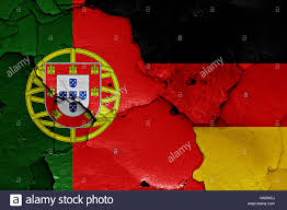Puɾtuˈɣal], amtlich portugiesische republik, portugiesisch república portuguesa) ist ein europäischer staat im westen der iberischen halbinsel. Flagge Von Portugal Und Deutschland Auf Rissige Wand Gemalt Stockfotografie Alamy