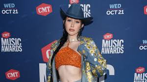 There were numerous plastic surgery accusations. Noah Cyrus Outfit Bei Den Cmt Awards Bringt Leute Zum Reden News24viral