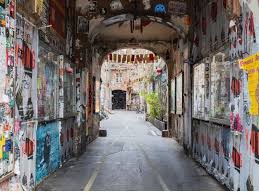 Stadtfuhrungen Von Kreuzberg Bis Teufelsberg Secret Tours Berlin In 2020 Museum Insel Geheimnisvolle Orte Hinterhof
