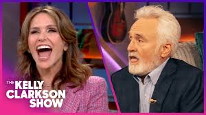 Kelly Clarkson Cracks Up at Bradley Whitford & Amy Landecker's Puppy & Monkey Impressions