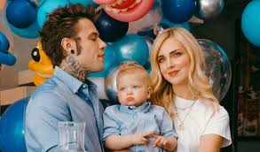 Leone e il nuovo pezzo di fedez (bimbi per strada). Leone Lucia Ferragni Compie 2 Anni Gli Auguri Di Mamma E Papa