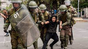 Estado de emergencia, del destacado dramaturgo alemán falk richter, nos presenta una sociedad aislada en constante vigilancia. Estado De Emergencia En Chile La Jornada De Protestas En Santiago Que Llevo Al Presidente Pinera A Suspender El Alza Del Precio Del Metro Bbc News Mundo
