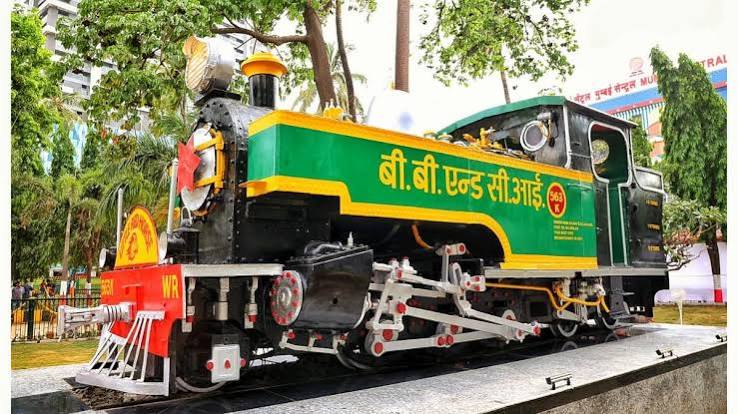 For rail enthusiasts: A heritage steam locomotive gets a new shine outside Mumbai Central station - The Hindu