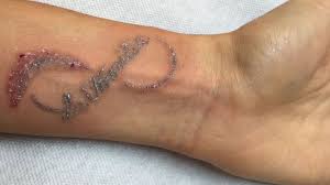 Unendlichkeitssymbol mit zwei großen flügeln an den seiten. Wie Eine Polizistin Ihr Tattoo Verliert Und Das Heute Doppelt Bitter Ist Chilli Freiburg Stadtmagazin