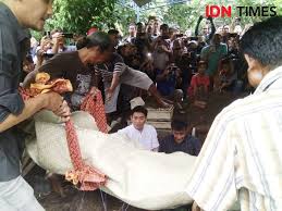 Hilang usai tersapu tsunami anyer, istri ifan seventeen akhirnya ditemukan selamat. Prosesi Pemakaman Istri Ifan Seventeen Di Ponorogo