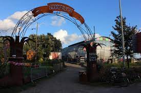 The houseboat noorderlicht is located on a canal at the green park 'vliegenbos' on the north side of amsterdam north is just around the corner of the city centre of amsterdam with all her famous. Noorderlicht Vegan Amsterdam