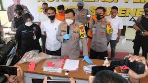 Peringatan, series berjudul adek kakak di dalamnya mungkin terdapat konten kekerasan, berdarah, atau seksual yang tidak sesuai dengan pembaca di bawah umur. Seorang Kakak Di Sumenep Setubuhi Adik Tiri Hingga Hamil Dan Melahirkan