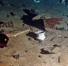 Die ersten bilder seit 15 jahren zeigen, wie schlecht es um das wrack des weltberühmten schiffs steht. Untergang Der Titanic Noch Im Tod Die Tasche Der Geliebten Umklammert Welt