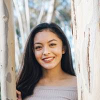 Lauren Pineda's Instagram, Twitter & Facebook