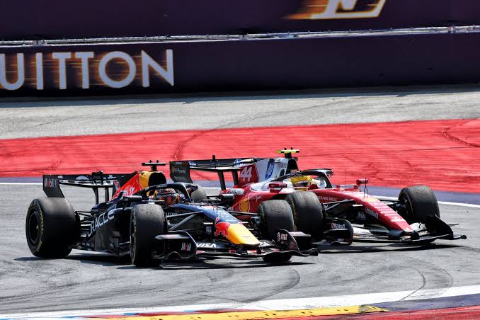 "Đừng đi vòng qua người vô địch" - Lewis Hamilton không hài lòng với lời xin lỗi về án phạt của Max Verstappen sau cuộc tranh chấp gay cấn tại chặng đua F1 Áo | Crash.net