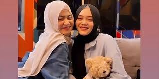 Menurutnya, memang sudah waktunya sule menikah lagi mengingat sudah cukup lama dia menyandang status. Intip Keakraban Nathalie Holscher Putri Delina Anak Sule Siap Jadi Ibu Sambung Merdeka Com