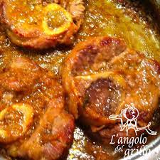Tagliate la parte esterna degli ossibuchi in modo che in cottura non si arriccino e infarinateli con la farina. ð—¢ð˜€ð˜€ð—¼ð—¯ð˜‚ð—°ð—¼ ð—®ð—¹ð—¹ð—® ð—¿ð—¼ð—ºð—®ð—»ð—® Come Lo Faceva L Angolo Del Grillo Facebook