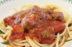 Panaskan minyak dan tumis bawang putih dan bawang bombay sampai harum; Spagheti Bolognese Azie Kitchen