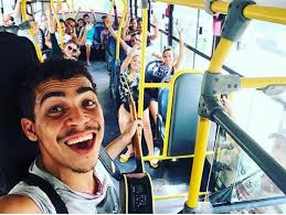 Artistas de ônibus levam música para usuários do sistema público