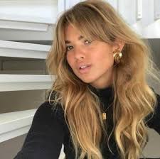 Questo stile potrebbe sembrare troppo strutturato, ma è un vero e proprio inno alla naturalezza. Frangia A Tendina E Capelli Lunghi Perche Non Passano Di Moda Parrucchierando