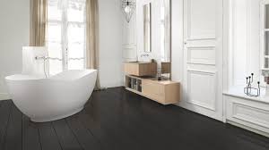 Petite salle de bain en bois et noir avec éléments en blanc. Salle De Bain Blanche 25 Modeles Pour Inspirer Votre Deco