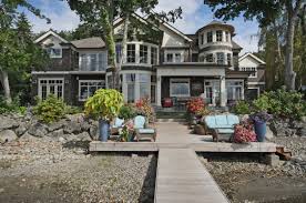 The idea of a spending time outside and relaxing on the deck as you overlook the landscape and a gorgeous traditional deck with greenery around it makes these moments in life even more memorable! 17 Captivating Traditional Deck Designs To Improve Your Outdoor Appeal