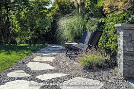 Sitzplatz Kiesflache Mit Trittplatten Aus Naturstein Privatgarten Gartengestaltung Natur Pool