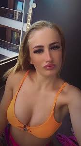 Robyn Mcnally's Instagram, Twitter & Facebook