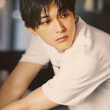 ひろちゃん on instagram ひょぇぇぇぇぇぇぇぇーーー 皆様がアップしてるカプチュール持った亮くんも妖艶で鼻血ぶぅぅぅぅぅーーー ですが 個人的にはこちら 白tから出てるムキムキ の腕 ムキ腕が最高に萌えぇぇぇぇぇぇーーー