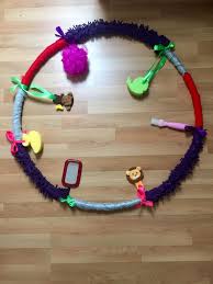 Montessori potencia el juego libre del niño mediante el cual cada individuo comprende el ver más ideas sobre juegos libres, tipos de calendarios, color montessori. Sensory Hula Hoop Baby Zintuiglijk Babyactiviteiten Kindje Ambachten