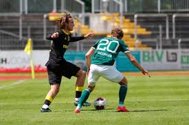 Fußball ist eine ballsportart, bei der zwei mannschaften mit dem ziel gegeneinander antreten, mehr tore als der gegner zu erzielen und so das spiel zu gewinnen. Fussball Bayreuth Altstadter Aufstiegstraum Ist Geplatzt Regional Frankenpost