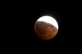Gerhana bulan adalah fenomena alam yang terjadi karena bulan, bumi, dan juga matahari tepat berada dalam satu garis lurus. Kenapa Orang Islam Shalat Saat Gerhana