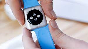 Both the top and bottom bands click into your apple watch using the same type of lock located on either side of the watch. Apple Tips How To Change Apple Watch Straps Compsmag