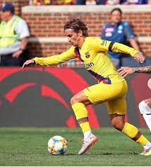 A la réception d'un centre d'ousmane dembélé dévié par un défenseur adverse, le natif de mâcon a réalisé un joli ciseau pour permettre le s. Griezmann A Inscrit Son Premier But Avec Le Barca 10 08 19 Antoine Griezmann Soccer Guys Griezmann