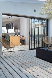 Grande Baie Coulissante Ouverte Sur Terrasse En Bois En 2020 Terrasse Bois Menuiserie Pvc Idees De Decor