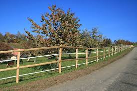 Pferdezaun Mit Halbrundlatten Und Elektrobreitband Mit Isolatoren Montiert Pferdeunterstand Pferdestall Weidezaun