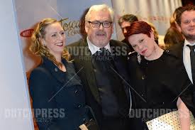 Trots praat hij over zijn theatertour met dochter coosje. Ernst Daniel Smid Met Dochters Lieneke En Coosje Dsc8870 Jpg Dutch Press Photo Agency