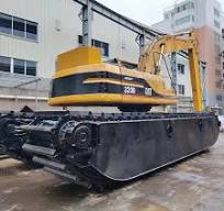Custom Caterpillar Retrofits Amphibious Excavator With Side ...