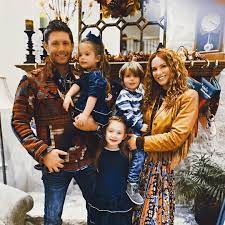 Juxtapositions and parallels are drawn between different clips to deliver the original narrative of the video in a transformative manner that falls under. 700 Danneel Ackles Ideen Jensen Ackles Fantasy Serien Danneel Harris