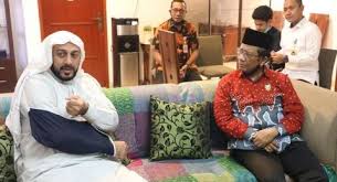 Kabar syekh ali jaber alhamdulillah keadaannyaa stabil baik, saat ini masih ditidurkan dulu, untuk istirahat dan memastikan organ vitalnya sempurna fungsi dan kinerjanya, jelas abu raras. Bantu Panitia Polisi Siap Amankan Dakwah Syekh Ali Jaber Di Malang Suara Jatim