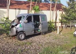Lingkar luar bumiayu brebes fasi, retail. Ambulans Bawa Jenazah Kecelakaan Di Brebes 3 Orang Meninggal