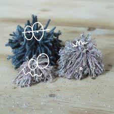 Déchirez et retirez les anneaux de carton et égalisez les brins de. Diy Pompon En Laine Notre Diy En Images Pour Faire Un Pompon En Laine Elle