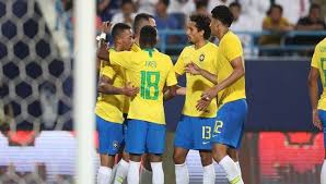 أليسون بيكر حارس البرازيل يتزين بالزي السعودي صور تحلى أليسون بيكر بالزي السعودي قبل ساعات على انطلاقة الكلاسيكو المرتقب بين الب Sports Sports Jersey Jersey