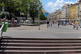 Ez az egyik legforgalmasabb tér budapesten. Gyonyoru Lesz A Felujitott Blaha Lujza Ter Meg Az Iden Elkezdik Az Atepitest Terasz Femina